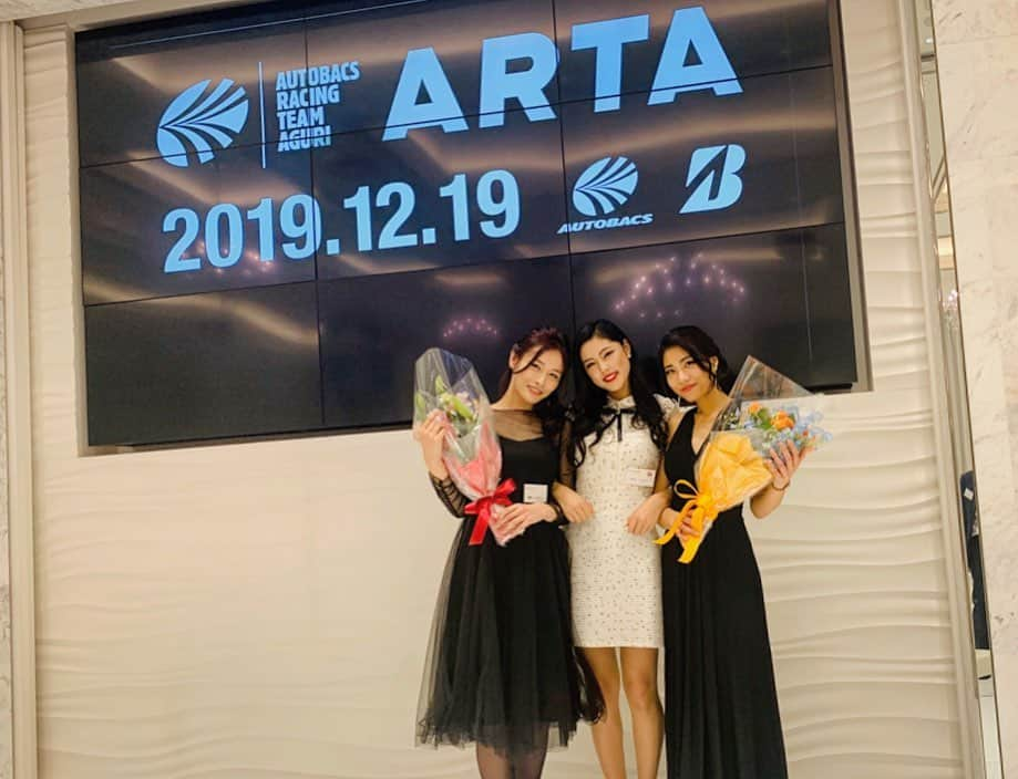 横町ももこさんのインスタグラム写真 - (横町ももこInstagram)「💖 . 2019 ARTA dinner party🧡🖤 . 一年間お世話になったARTAの皆様方が集まるパーティーに2019年ARTAGALSとして参加させていただきました✨ . サーキット以外で皆さまとお会いする機会はほとんどなかったので今までお話しできなかった方々とお話できて一年間の感謝の気持ちを直接伝えることができて本当に素敵な時間を過ごさせていただいたと共に、 本当にこれで最後と思うと寂しくて…… . そしてステージで鈴木亜久里総監督とオートバックスセブン小林社長から卒業の花束もいただき感謝してもしきれないです😢😢😢 . ますます皆さんのことが大好きになってますますロスになっちゃったけど、 皆さまと過ごしすことができた貴重なお時間は宝物😌✨ . 改めて 一年間、本当にお世話になりました❗️❗️ . ロスはまだ続く…😢 . . #ARTAGALS #ARTA#party #dinnerparty #ARTAレースクイーン #ARTAGALSPROGRAM #autobacs#オートバックス #autobacsracingteamaguri #SUPERGT#SUPERGT2019#SGT#SGT2019 #motersports #鈴木亜久里#総監督#土屋圭市#エグゼクティブアドバイザー#野尻智紀 選手#伊沢拓也 選手#高木真一 選手#福住仁嶺 選手 #レースクイーン#racequeen#rq #綾瀬まお#横町ももこ#結城みい#真木しおり」12月20日 21時59分 - momochadayo