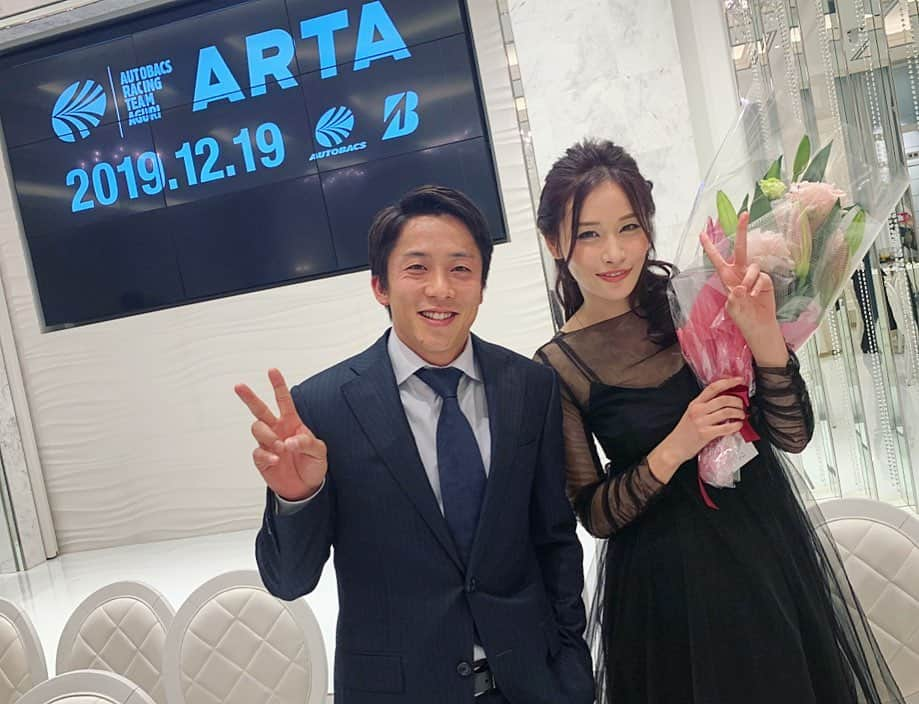 横町ももこさんのインスタグラム写真 - (横町ももこInstagram)「💖 . 2019 ARTA dinner party🧡🖤 . 一年間お世話になったARTAの皆様方が集まるパーティーに2019年ARTAGALSとして参加させていただきました✨ . サーキット以外で皆さまとお会いする機会はほとんどなかったので今までお話しできなかった方々とお話できて一年間の感謝の気持ちを直接伝えることができて本当に素敵な時間を過ごさせていただいたと共に、 本当にこれで最後と思うと寂しくて…… . そしてステージで鈴木亜久里総監督とオートバックスセブン小林社長から卒業の花束もいただき感謝してもしきれないです😢😢😢 . ますます皆さんのことが大好きになってますますロスになっちゃったけど、 皆さまと過ごしすことができた貴重なお時間は宝物😌✨ . 改めて 一年間、本当にお世話になりました❗️❗️ . ロスはまだ続く…😢 . . #ARTAGALS #ARTA#party #dinnerparty #ARTAレースクイーン #ARTAGALSPROGRAM #autobacs#オートバックス #autobacsracingteamaguri #SUPERGT#SUPERGT2019#SGT#SGT2019 #motersports #鈴木亜久里#総監督#土屋圭市#エグゼクティブアドバイザー#野尻智紀 選手#伊沢拓也 選手#高木真一 選手#福住仁嶺 選手 #レースクイーン#racequeen#rq #綾瀬まお#横町ももこ#結城みい#真木しおり」12月20日 21時59分 - momochadayo