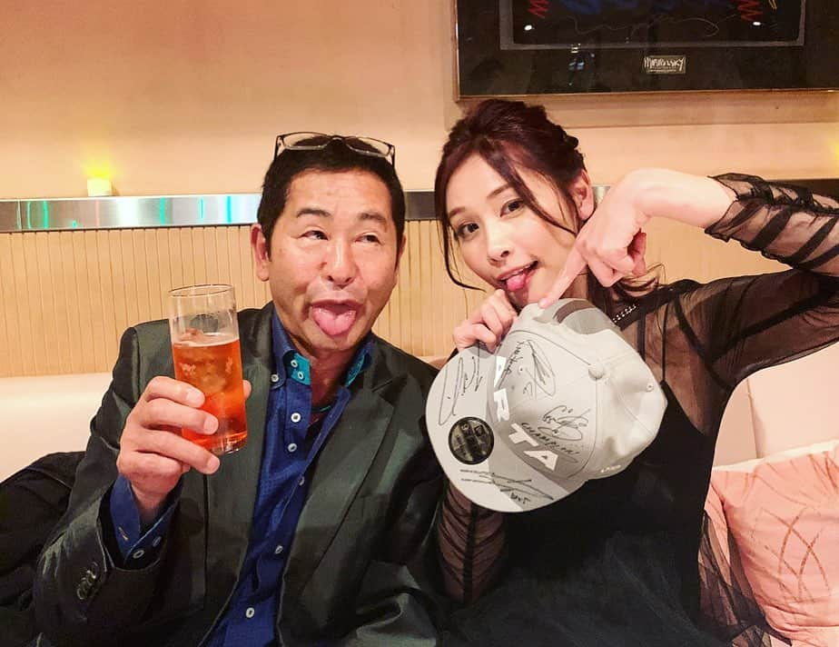 横町ももこさんのインスタグラム写真 - (横町ももこInstagram)「💖 . 2019 ARTA dinner party🧡🖤 . 一年間お世話になったARTAの皆様方が集まるパーティーに2019年ARTAGALSとして参加させていただきました✨ . サーキット以外で皆さまとお会いする機会はほとんどなかったので今までお話しできなかった方々とお話できて一年間の感謝の気持ちを直接伝えることができて本当に素敵な時間を過ごさせていただいたと共に、 本当にこれで最後と思うと寂しくて…… . そしてステージで鈴木亜久里総監督とオートバックスセブン小林社長から卒業の花束もいただき感謝してもしきれないです😢😢😢 . ますます皆さんのことが大好きになってますますロスになっちゃったけど、 皆さまと過ごしすことができた貴重なお時間は宝物😌✨ . 改めて 一年間、本当にお世話になりました❗️❗️ . ロスはまだ続く…😢 . . #ARTAGALS #ARTA#party #dinnerparty #ARTAレースクイーン #ARTAGALSPROGRAM #autobacs#オートバックス #autobacsracingteamaguri #SUPERGT#SUPERGT2019#SGT#SGT2019 #motersports #鈴木亜久里#総監督#土屋圭市#エグゼクティブアドバイザー#野尻智紀 選手#伊沢拓也 選手#高木真一 選手#福住仁嶺 選手 #レースクイーン#racequeen#rq #綾瀬まお#横町ももこ#結城みい#真木しおり」12月20日 21時59分 - momochadayo