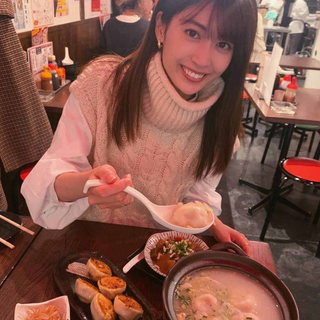 のインスタグラム：「昨日瑠奈と餃子食べてきた🥟 皮がもっちもちで肉汁たっぷりで美味しかった！ お店の方が水餃子のお鍋の中にコラーゲンボールをニコニコしながら入れてくれました🥺✨ #酒場餃子研究所」