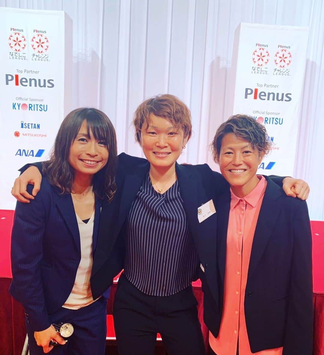 鮫島彩さんのインスタグラム写真 鮫島彩instagram お気に入りの写真 なんだろ やっぱりタメって特別 10代からずっと一緒に戦ってきたからかな 2人と同じ学年に生まれてこれて本当に良かったって心から思うよ すぐに人のこと売るけど 厄介ごとは人