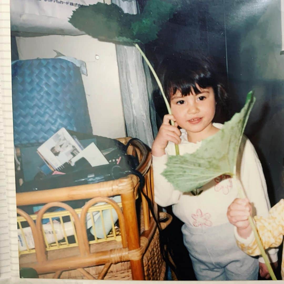 高松チェルシーリナのインスタグラム：「. きっとトトロの真似したんだろうなぁ。🌱 #childhood」
