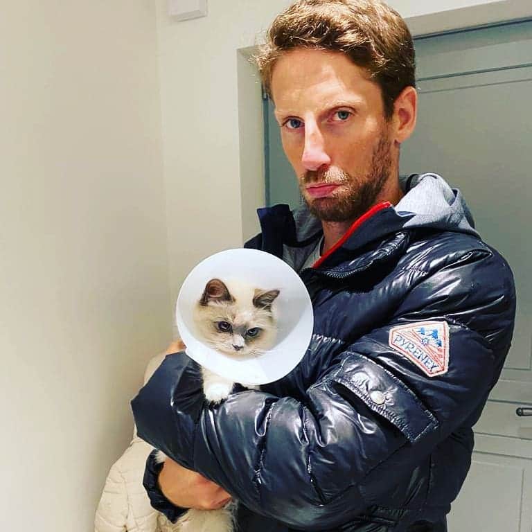 ロマン・グロージャンのインスタグラム：「😞😞😞 Nothing serious 🙏 #cat #home」