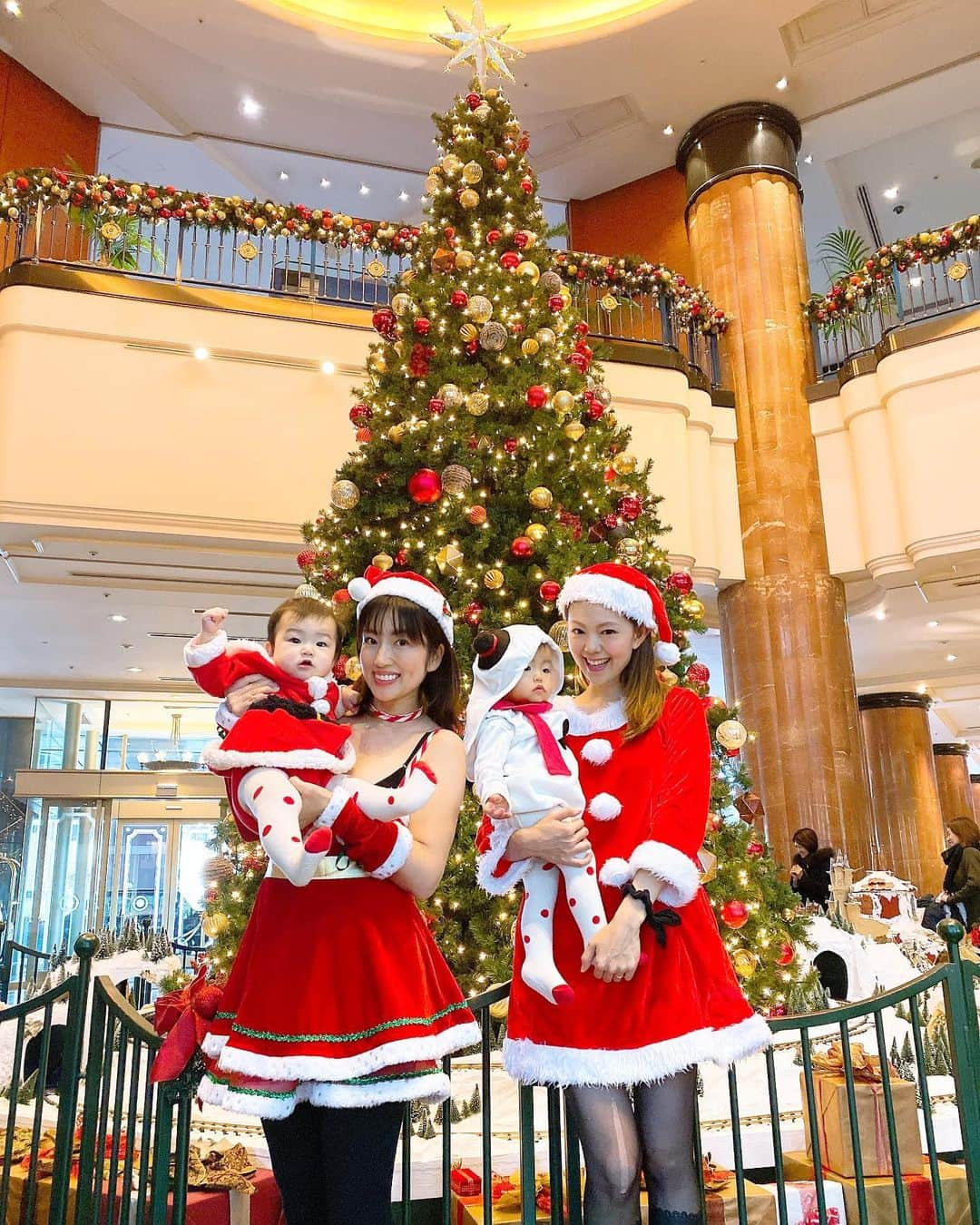 庄司ゆうこさんのインスタグラム写真 - (庄司ゆうこInstagram)「クリスマスランチ会の後はみんなでウェスティンホテルに行ってきましたぁ💖 ここのクリスマスツリー大好きで毎年来てる🤗 今年はももちゃんとサンタコスで来れて嬉しいなぁ😆 それにしても私たち目立ち過ぎ！？笑 みんな付き合ってくれてありがとう😭✨💖 #ウェスティンホテル東京#クリスマスツリー#サンタコス#親子コスプレ#親子コーデ#クリスマスランチ会#二次会#撮影会#美人ママ#ベビフル」12月20日 22時21分 - yuko.shoji