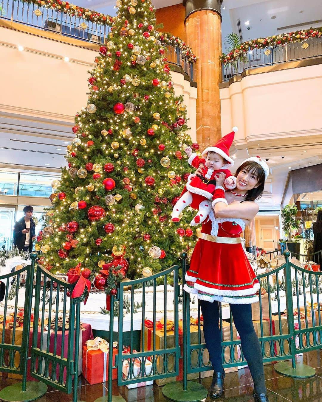 庄司ゆうこさんのインスタグラム写真 - (庄司ゆうこInstagram)「クリスマスランチ会の後はみんなでウェスティンホテルに行ってきましたぁ💖 ここのクリスマスツリー大好きで毎年来てる🤗 今年はももちゃんとサンタコスで来れて嬉しいなぁ😆 それにしても私たち目立ち過ぎ！？笑 みんな付き合ってくれてありがとう😭✨💖 #ウェスティンホテル東京#クリスマスツリー#サンタコス#親子コスプレ#親子コーデ#クリスマスランチ会#二次会#撮影会#美人ママ#ベビフル」12月20日 22時21分 - yuko.shoji