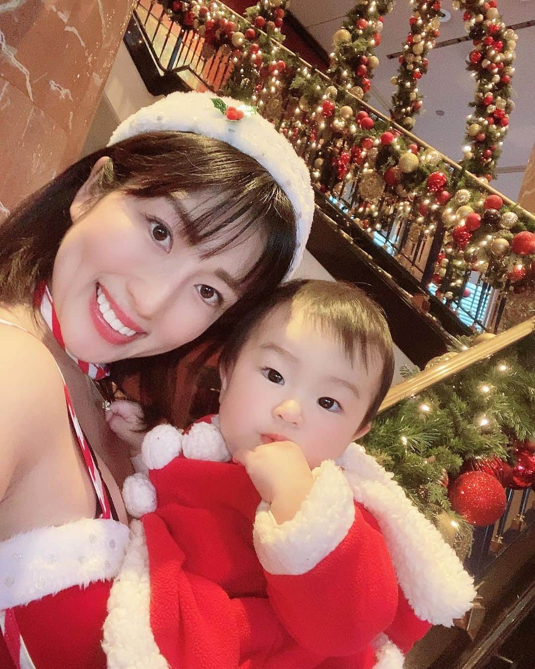 庄司ゆうこさんのインスタグラム写真 - (庄司ゆうこInstagram)「クリスマスランチ会の後はみんなでウェスティンホテルに行ってきましたぁ💖 ここのクリスマスツリー大好きで毎年来てる🤗 今年はももちゃんとサンタコスで来れて嬉しいなぁ😆 それにしても私たち目立ち過ぎ！？笑 みんな付き合ってくれてありがとう😭✨💖 #ウェスティンホテル東京#クリスマスツリー#サンタコス#親子コスプレ#親子コーデ#クリスマスランチ会#二次会#撮影会#美人ママ#ベビフル」12月20日 22時21分 - yuko.shoji