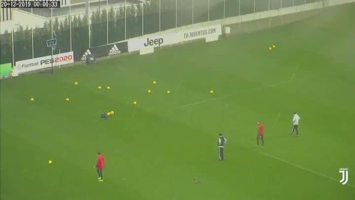ヴォイチェフ・シュチェスニーのインスタグラム：「Left foot 🔝 Celebration 💩」
