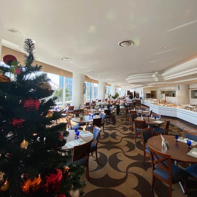 のインスタグラム：「🎄 #イタリア料理 「ラ ヴェラ」では、ランチブッフェに人気の#ローストチキン が12月25日まで毎日登場いたします。 1羽まるごとをロースターでじっくりと香ばしく焼き上げるチキンは、皮はパリッとしつつ、中はうま味に溢れ、ジューシー。同期間中は#シュートレン などの#クリスマススイーツ もブッフェカウンターを飾ります。 . . #ヨコハマグランドインターコンチネンタルホテル #intercontinentalyokohamagrand #みなとみらいでランチ #ランチブッフェ #ラヴェラ #クリスマスチキン #クリスマスランチ #christmaslunch #chicken #minatomirai」