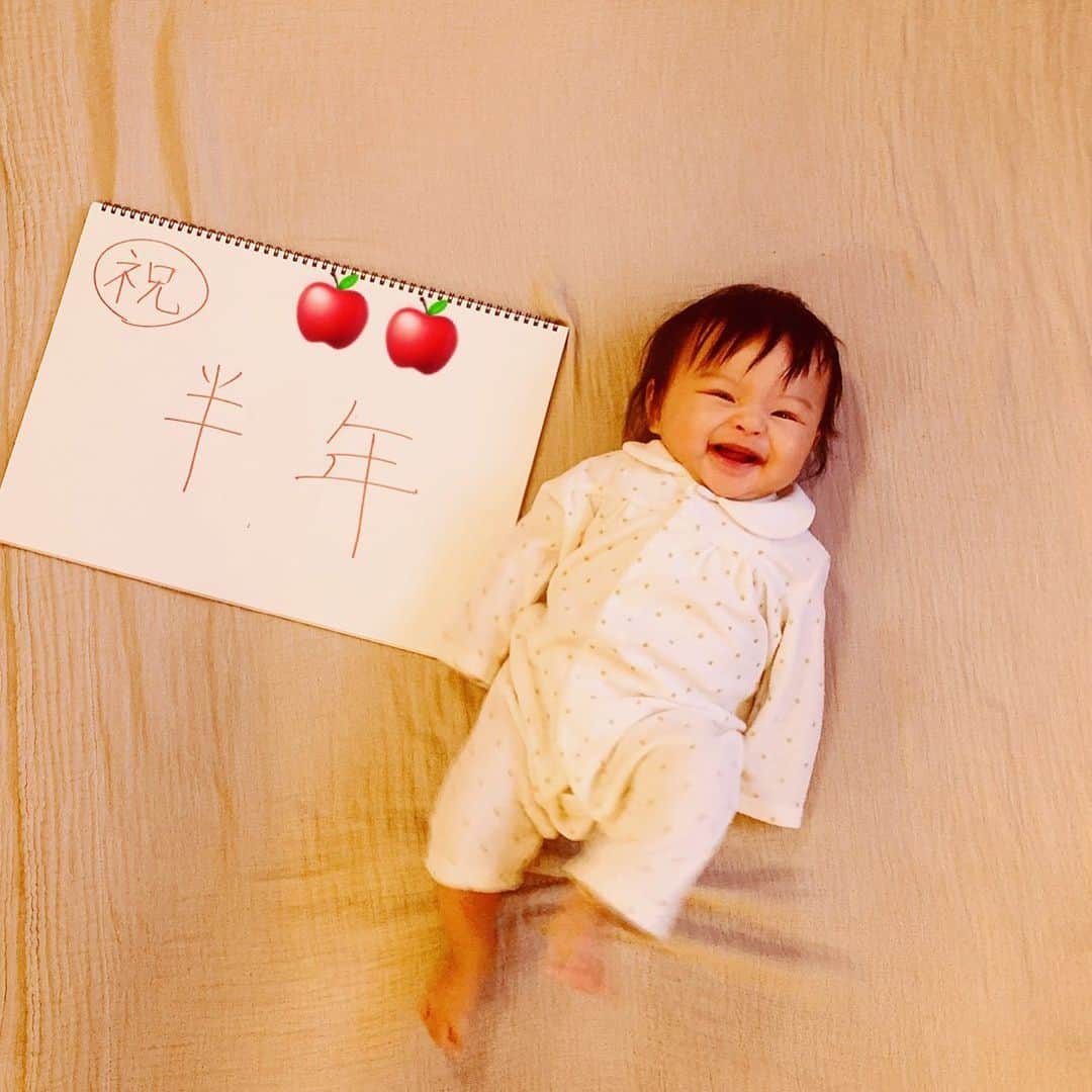 小濱なつきのインスタグラム：「㊗️半年🎉 娘、あっという間に半年。 毎度可愛いバルーンも用意せずにごめんよ😅 恒例の画用紙に手書きスタイルで。  表情も増えてケラケラ笑うようになった。 スクスク元気に育てっ！🌻 . . #hellomybaby #babygirl #祝　#半年　#halfbirthday  #daddy #handmade #pajamasstyle #手書きでごめん」