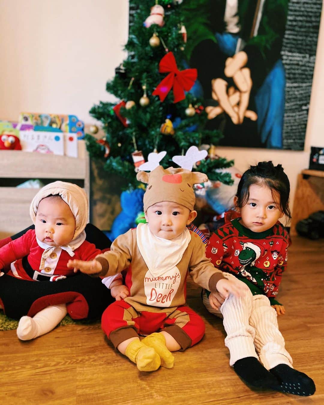 Saki のインスタグラム：「みんなで軽い#クリスマスパーティー 🎄🎁🎅🏼🎈🎉 ケーキ食べて🎂べらべら〜✨ 子ども達はうちの大量オモチャで遊んで楽しそうやった👶🏻👦🏻👶🏻👩🏻🌈 #クリスマス　#Xmas #xmasparty #xmastree #babyXmas #cristmas #トナカイ　#サンタ　 #2歳 #2歳7ヶ月 #生後31ヶ月  #谷口じょあん #恕空 #親バカ #男の子 #男の子ママ #息子　#キッズ  #ママリ #ベビフル」