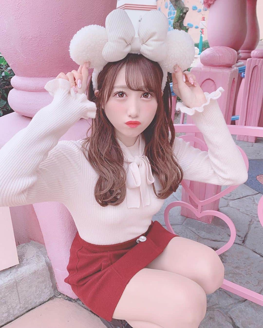 田口未彩のインスタグラム：「🎀 . . . クリスマスコーデ🎄 もうクリスマスも目の前だね🥺 終わっちゃうの寂しい〜〜、、 . . . #ディズニー #ディズニーランド #新作カチューシャ #tdl #tds #ディズニーシー  #ディズニーカチューシャ  #クリスマスコーデ #ピンクコーデ #クリスマスデートコーデ #冬服 #クリスマスディズニー #ディズニークリスマス #クリスマスカチューシャ  #量産型女子 #量産型 #量産型コーデ #冬メイク #ピンク加工 #デートコーデ #クリスマスメイク」