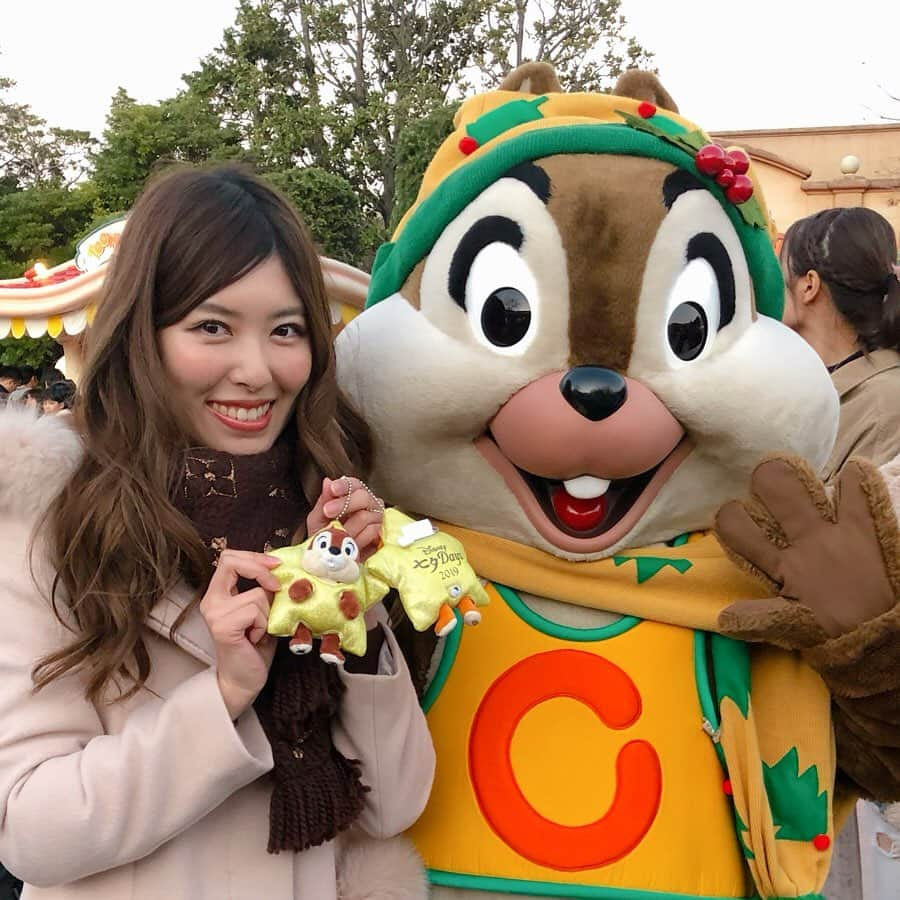 橘ゆりかさんのインスタグラム写真 - (橘ゆりかInstagram)「❤️💚🐿❤️💚﻿ ﻿ ﻿ クリスマスグリーティング永遠に続けばいいのに😭﻿ ﻿ ﻿ #デール裏返されちゃった笑 #チップ #かわいい #尊い #ディズニーランド #キャラグリ #チデクラ #橘ゆりか #tdl #christmas」12月20日 13時45分 - yuricalcal