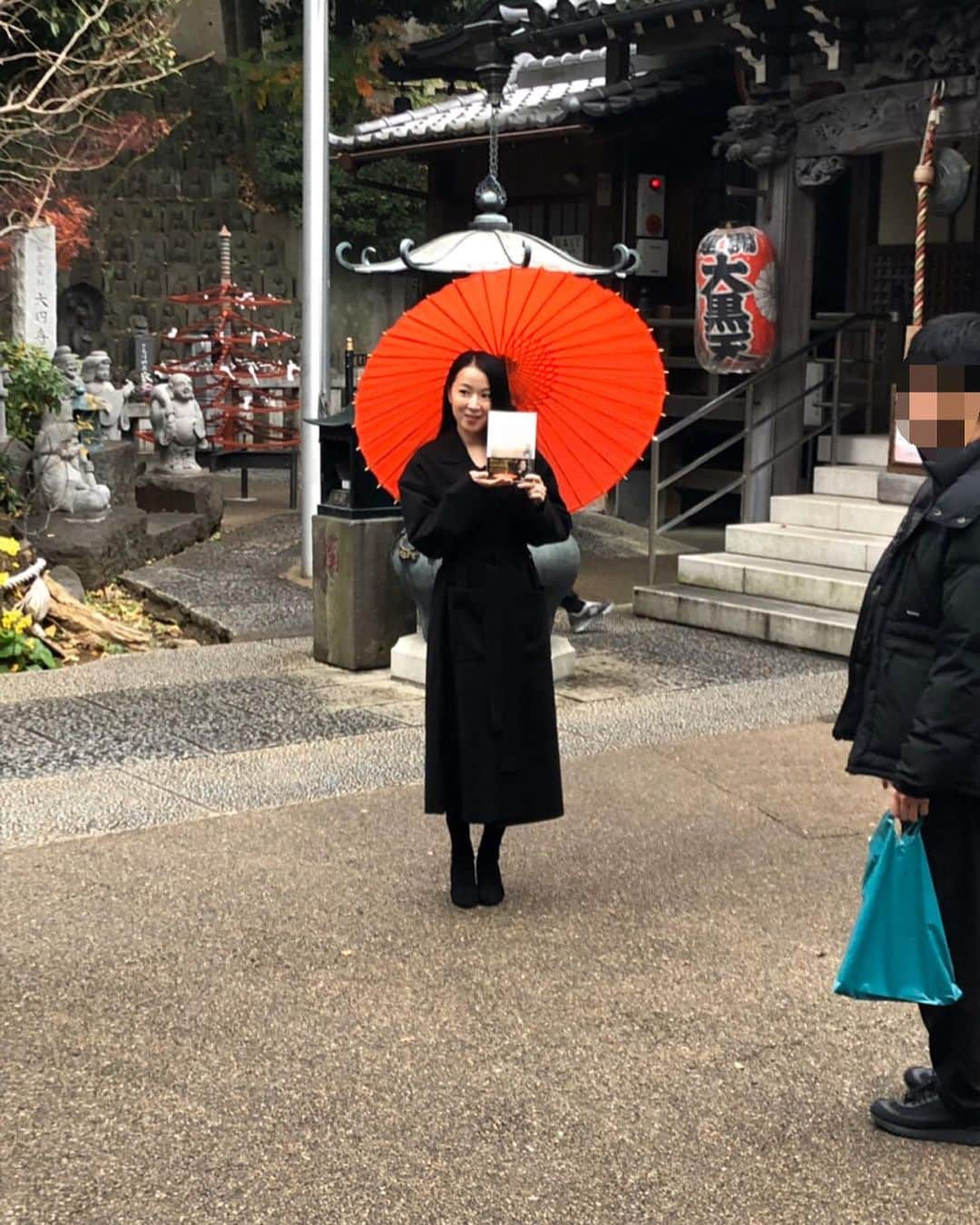 のインスタグラム：「.﻿ ﻿ ﻿ 昨日は事務所の近くにある大圓寺で第一歌集『まだまだです』(角川)のヒット祈願を行いました❤️ ﻿ ﻿ ﻿ 1人でも多くの人に私の本が届きますように😌🙏　﻿ ﻿ ﻿ 歌集『まだまだです』のこととヒット祈願をたくさんのメディアさんがニュースにしてくださいました。ありがとうございます😊　﻿ ﻿ ﻿ これからも変わらずに一歩一歩進んでゆきます。﻿ ﻿ ﻿ ﻿ ﻿ ﻿ ﻿ ﻿ ﻿ #歌集まだまだです #角川﻿ #カンハンナ #歌集 #短歌﻿ #ヒット祈願 #大圓寺﻿ #絵馬 #心からお祈りします　﻿ ﻿ ﻿ ﻿ ﻿」