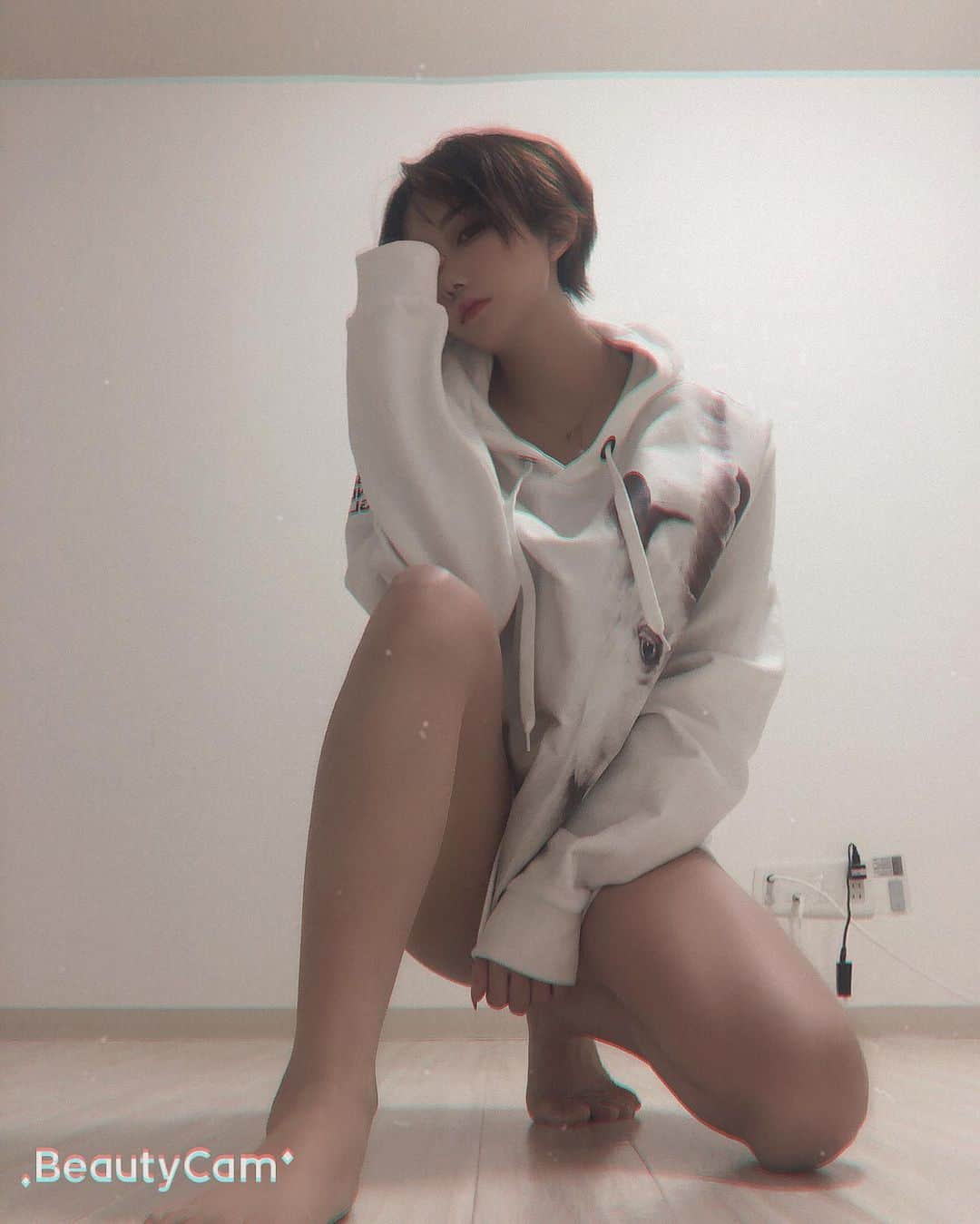 大石ほのかのインスタグラム：「@showroom.official.sapporo さんのお洋服 BURBERRY White Ｌサイズ 着てみました💓✨ . めーちゃ可愛ええ ビッグサイズが大好き♪ みんなチェックしてみてねーん✨👊 . #showroom#コーデ#burberry##likeforlikes#followforfollowback#photooftheday#likeforfollow#follow4follow#instagood#❤#いいね返し#巨乳#谷間#love#ススキノ#ホステス#キャバクラ#ニュークラブ#フィリア#バルセロナグループ#歌舞伎町#六本木#中洲#錦#栄#北新地#ミナミ」