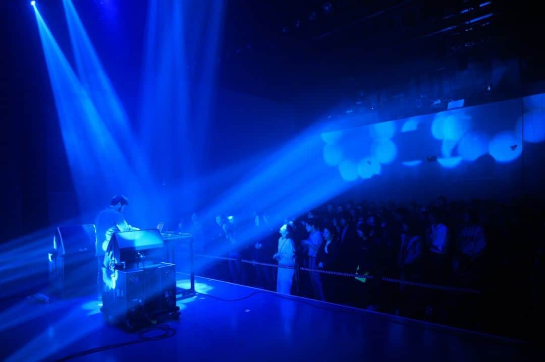 のインスタグラム：「【MUTEK.JP 2019レポート】Yosi Horikawaがフェス仕様セットで魅せた独創的なサウンドデザインの世界✨ 日本が世界に誇るサウンドデザイナーによるライヴパフォーマンスには会場から歓喜の声が多く寄せられた。#MUTEKJP #MUTEKJP2019」