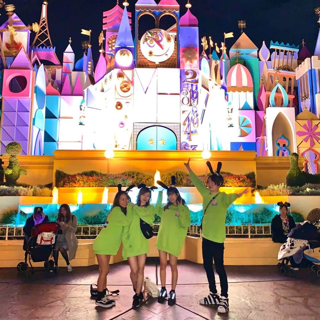 のインスタグラム：「. . . . 🏰❤️🐭 . . . #Disneysea 行くつもりが激混みのため 急遽 #Disneyland へ変更ｗ 久しぶりのランド楽しかった！！！ #Disney #ディズニーランド #TDL  #クリスマスディズニー #ディズニー #おそろコーデ #おそろディズニー . いつもふざけ合う会話が楽しすぎるメンツ❤️#いつめん またどっか行きたいなぁ〜！」