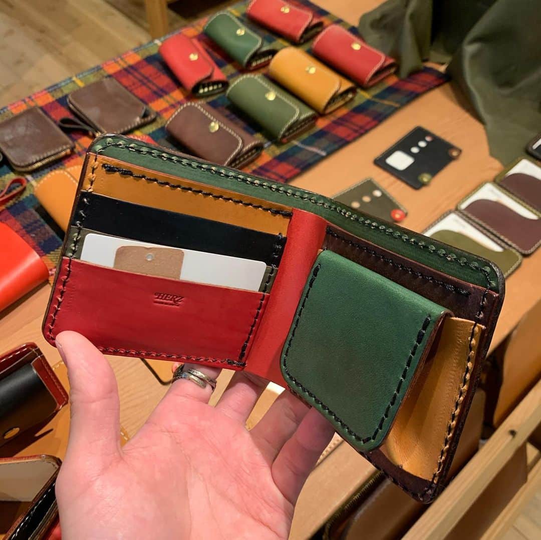 HERZ ヘルツさんのインスタグラム写真 - (HERZ ヘルツInstagram)「こんにちは！HERZ本店です。  いよいよ来週に迫ったクリスマス🎄プレゼントの準備はお済みですか？  HERZ本店ではプレゼントにぴったりな多色使いのカラフル小物を数量限定でご用意しております！女性に人気のがま口ポーチ（通称がまポ♪）や…通帳やお札がすっぽり入るスリムポーチもおすすめです😊男性にはボディーバッグや、ベルトポーチも👌  お時間ある際はぜひHERZ本店へお越しくださいませ！  なお、クリスマス当日の12月25日水曜日は臨時営業いたします！  #ヘルツ#ヘルツ本店#herz#レザー#leather#革#鞄#bag#leatherbag#革鞄#革製品#ハンドメイド#手作り#handmade#日本製#madeinJapan#東京#表参道#クリスマス#クリスマスプレゼント #革財布#革小物#Xmas#ネビア#ポーチ#ボディーバッグ#キーケース」12月20日 14時08分 - herz_bag