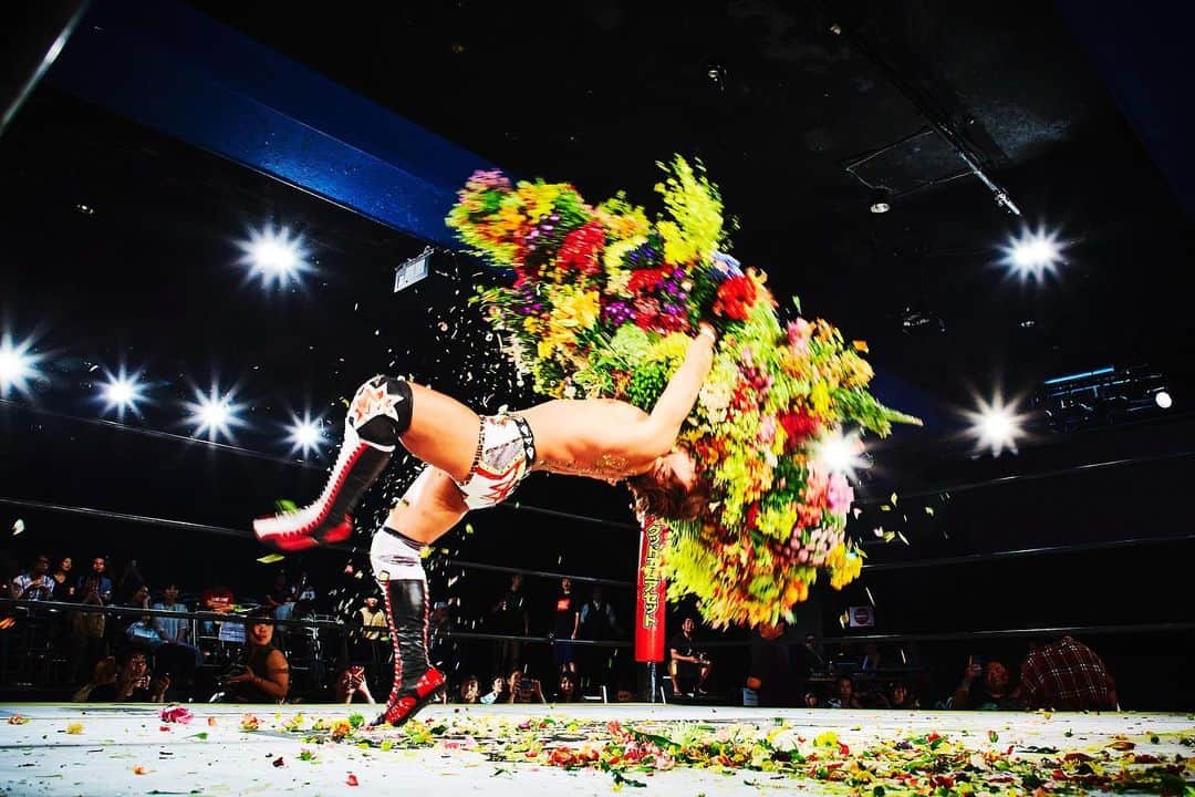 椎木俊介のインスタグラム：「FLOWER AND MAN - Wrestler -  #azumamakoto #shiinokishunsuke #amkk #amkkproject #flowerandman #flowers #flowerart #東信 #東信花樹研究所 #makotoazuma #wrestler #wrestling #backdrop」