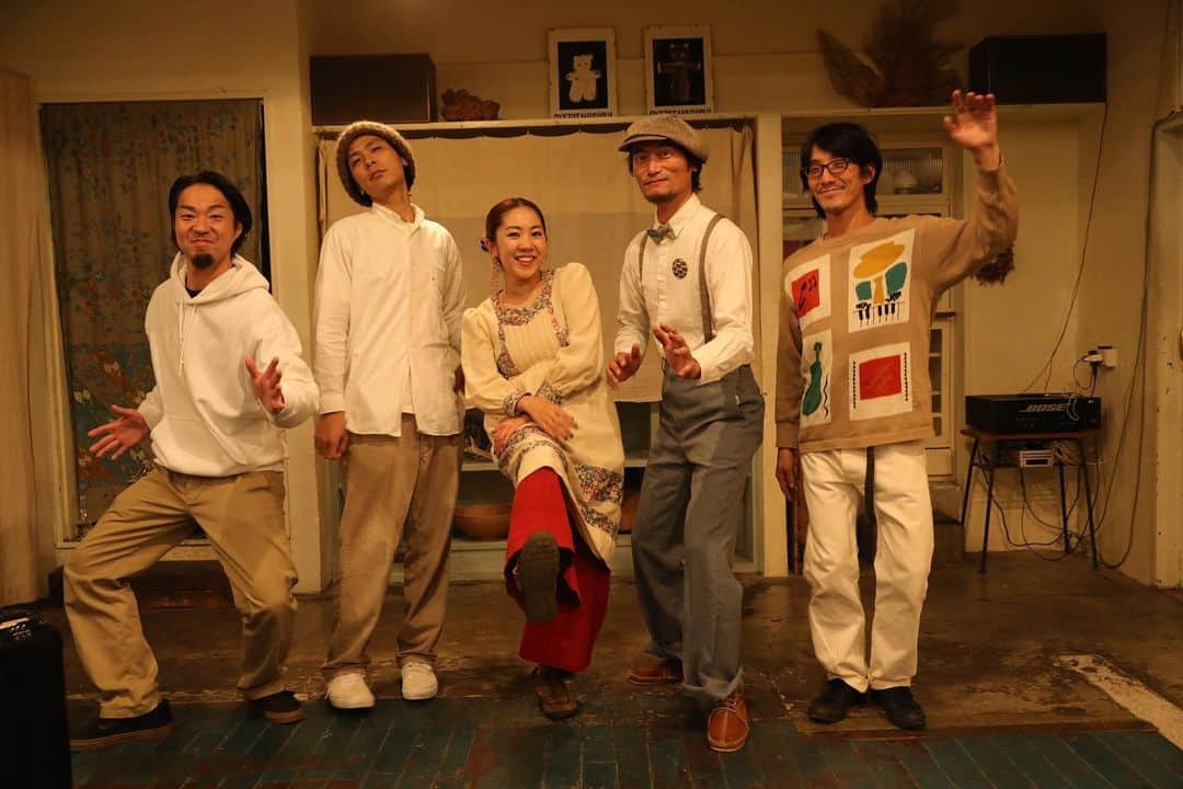 松本野々歩のインスタグラム：「12月15日 ショピン　 ニューアルバム「月めくりのうた」お披露目会 お越しくださったみなさん　ほんとうにほんとうに　 ありがとうございました  1年ぶりのライブ 新メンバー亮くんが入って やっとちゃんと 5人のアンサンブルをお披露目できた！  久しぶりで戸惑ったり　 ま新しくてむずがゆかったり まだまだぎこちないところもあるけれど  バンドって　面白いなって 改めて思った  音を重ね合わせることに こんなにも喜びを感じたのは 歳を重ねたからかな  来てくれた方たち　遠くから気にかけてくれる方たち そして　いつも支えてくれる仲間や 見守ってくれる友たちへ　感謝の気持ちでいっぱい  新しいCDと5人のショピンを 今後ともよろしくどうぞ ・ ・・・・・・・・ ・ 2月7日（金）は大阪へ 2月8日（土）は名古屋へ 行きます お近くの方はぜひ！  それで、 写真の最後の方に写ってる女の子は 愛知県に住む小学二年生のあさひちゃんという女の子  この度ショピンの「春のソノタ」とゆうアルバムをまるっとカバーした　CDを作ってくれて 今回ニューアルバムを買ってくれた方に　そのCDRをプレゼントしたい　といってきてくれて  大阪、名古屋でもプレゼントします！ あと名古屋では　あさひちゃん一緒に歌うコーナーもあります よろしくどうぞ！  #ショピン #月めくりのうた #キチム #相澤心也　写真ありがとう📸」