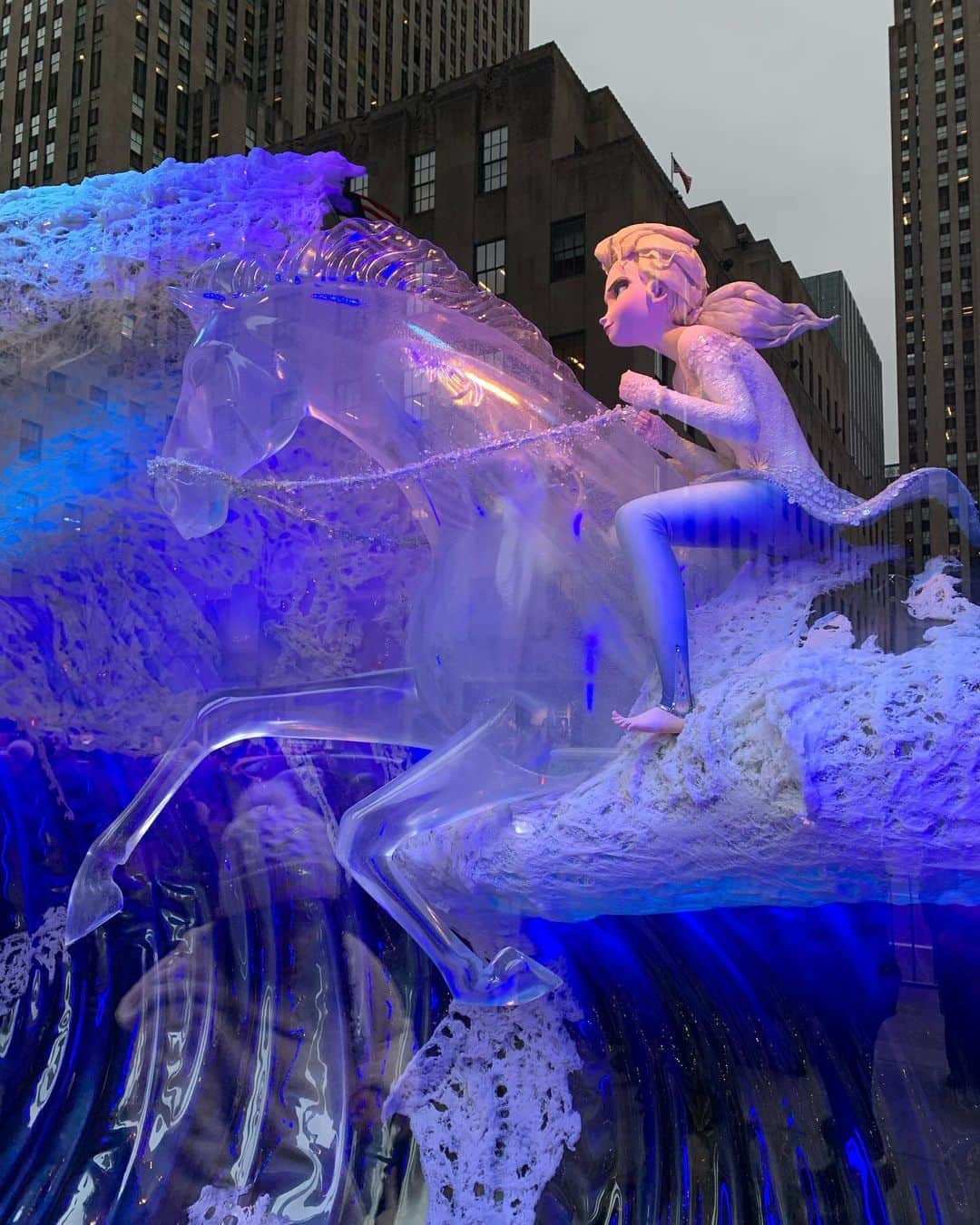 早川茉希さんのインスタグラム写真 - (早川茉希Instagram)「Saks Fifth Avenue ✖️Frozen2 Holiday Show❄️ ・ 今年のテーマは#アナ雪2 🏰❄️ ・ ホリデーウィンドウも可愛い⛄️💓 週末の人の多さに圧倒された😦  #saksfifthavenue #holidayshow #nyc #ny #frozen #frozen2 #lighting #holidayseason #ニューヨーク #ニューヨーク生活 #ニューヨーク観光 #ホリデーシーズン #アナと雪の女王2 #ライトショー #10分間隔でやってます #イルミネーション #冬のニューヨーク #ホリデーシーズン #🎄❄️」12月20日 14時12分 - maki_hayakawa