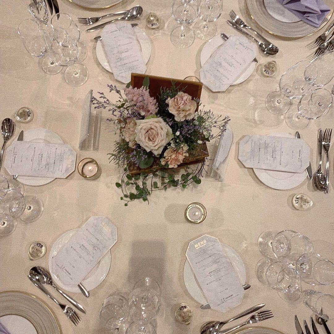 Arika Kuriharaのインスタグラム：「. あずのこだわりが たっくさん詰まった結婚式♡💍 . 感動しすぎてずっと泣いてた。 . 素敵だったなぁ💓 . あーちゃんは安定のかわいさでした👶🏼 あず、たくちゃん本当におめでとう💓 . いつまでもお幸せに♡ . #wedding #happy」