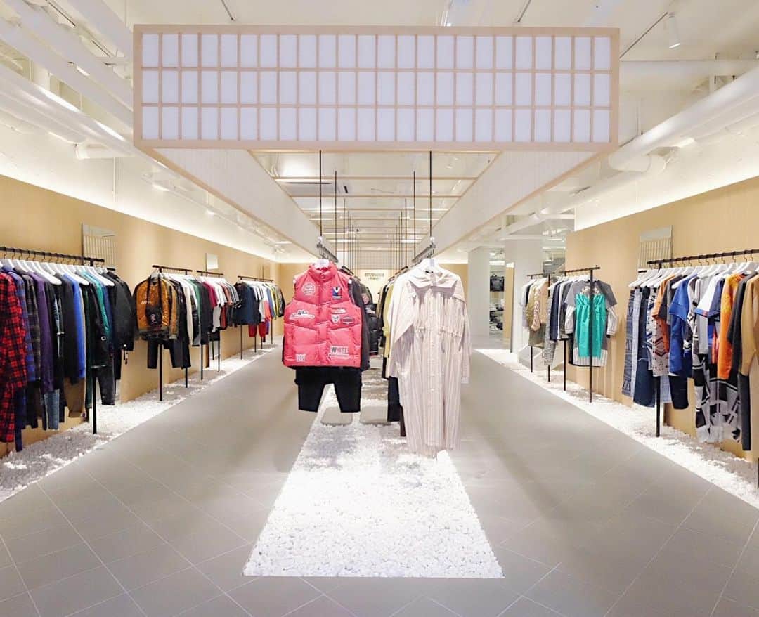 谷正人さんのインスタグラム写真 - (谷正人Instagram)「本日ついにSTUDIOUS-TOKYO-香港店がリニューアルグランドオープンです。 香港に進出して、2年半、 たくさんのお客様に支えられ、やっと思い描いてた理想の場所と大きさでオープンできました。 これからも STUDIOUS-TOKYO-香港店をよろしくお願いします。 #日本発を世界へ #studioustokyo #studious」12月20日 14時19分 - masato_tani