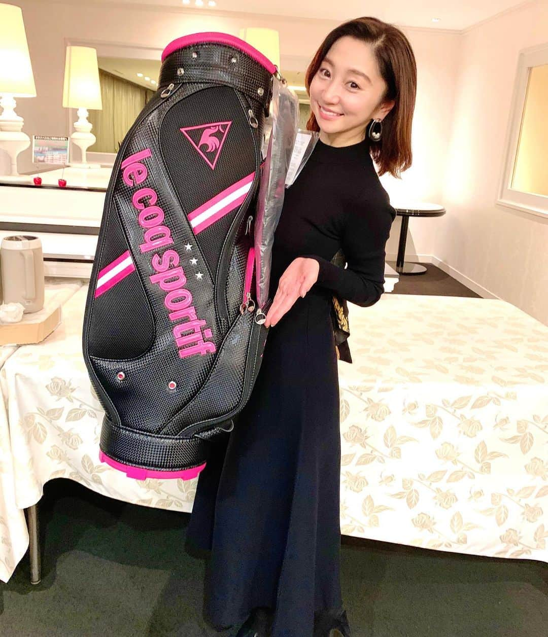 柑谷あゆみさんのインスタグラム写真 - (柑谷あゆみInstagram)「GTBカップ最終戦⛳️ 「ラッキーセブン賞」でルコックゴルフさんのキャディバッグいただきました😍❤️🐔 めちゃ軽量だし可愛いし嬉しいー😍😍😍 毎年最終戦は運良くで賞をいただいている気がします❤️ 参加者様にアプローチ教えていただき、練習してよかった♡ 他にもたくさん色々いただきました♡ ゆいちゃんの手作りクッキー毎年ありがとう😍 参加者Nっしー様からもみんなに木彫りのネームタグ！！ありがとうございます❤️ 他にもグリップやグローブやお菓子、、、 🎅ありがとうー\(//∇//)\ ・ #GTバーディーズカップ#GTバーディーズ #ゴルフトゥデイ#GOLFTODAY#三栄書房 #ルコックゴルフ #デサントジャパン #キャディバッグ  #私服#エイミーイストワール #ゴルフ女子#女子ゴルフ #ゴルファ #golf  #golfing  #golflife  #golfgirl  #instagolf  #golfer #girlgolfer #골프 #골프웨어 #กอล์ฟ#ゴルフ大好き #ゴルフコーデ #ゴルフコーディネート #ゴルフファッション#ゴルフ好きな人と繋がりたい」12月20日 14時20分 - kantani_ayumi