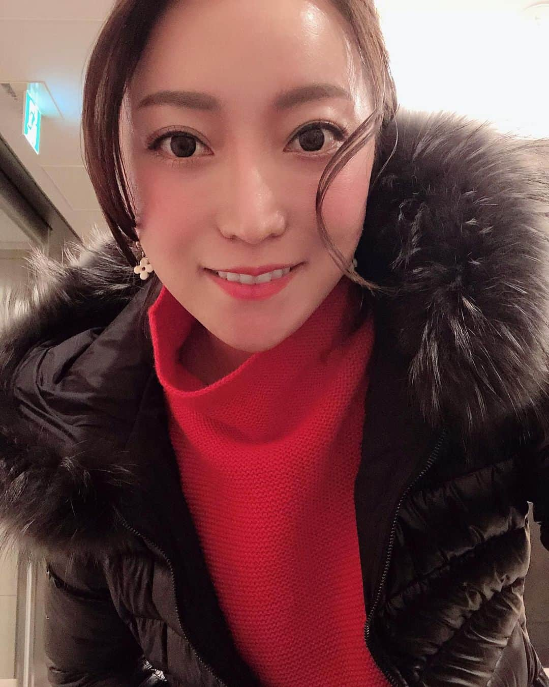 加藤綾菜さんのインスタグラム写真 - (加藤綾菜Instagram)「クリスマス近いので🎄赤いセーター着ました❤️ 休みの日に介護の勉強と減塩料理の研究したり充実しています✨ 今年ももう少しで終わり。。。 残り10日間で大掃除始めます🧹🧼🧽」12月20日 14時27分 - katoayana0412