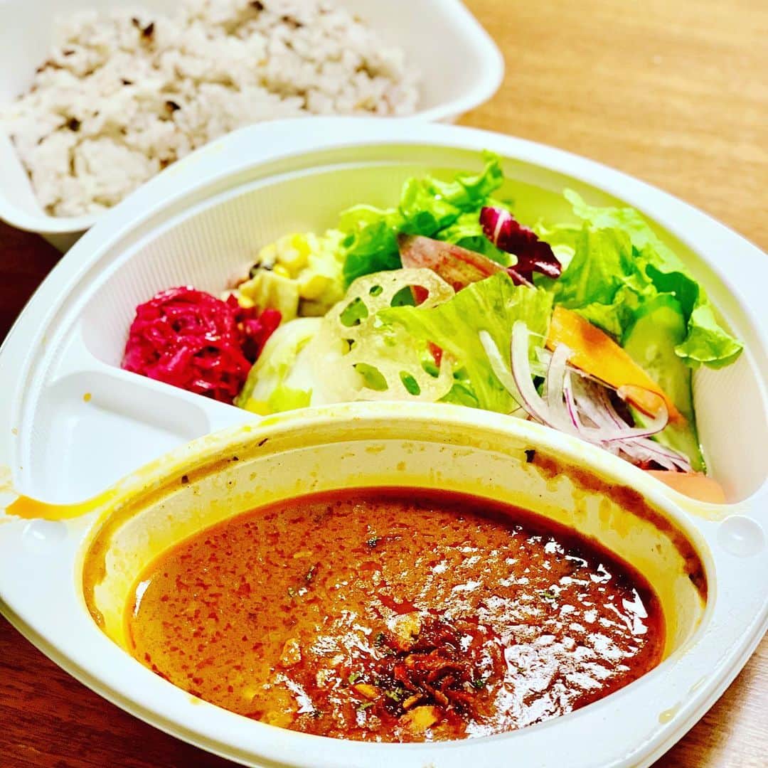 松尾貴史さんのインスタグラム写真 - (松尾貴史Instagram)「名古屋でドラマの撮影中、外に出にくい状態なので、 「Laugh&」のテイクアウトを。 ・スパイスチキンカレー（1,350円）  スパイシーはもちろん、ご飯の程の良さと付け合わせの野菜サラダ、アチャール類に感激。  #ラフアンド #スパイスチキンカレー」12月20日 14時32分 - kitsch.matsuo