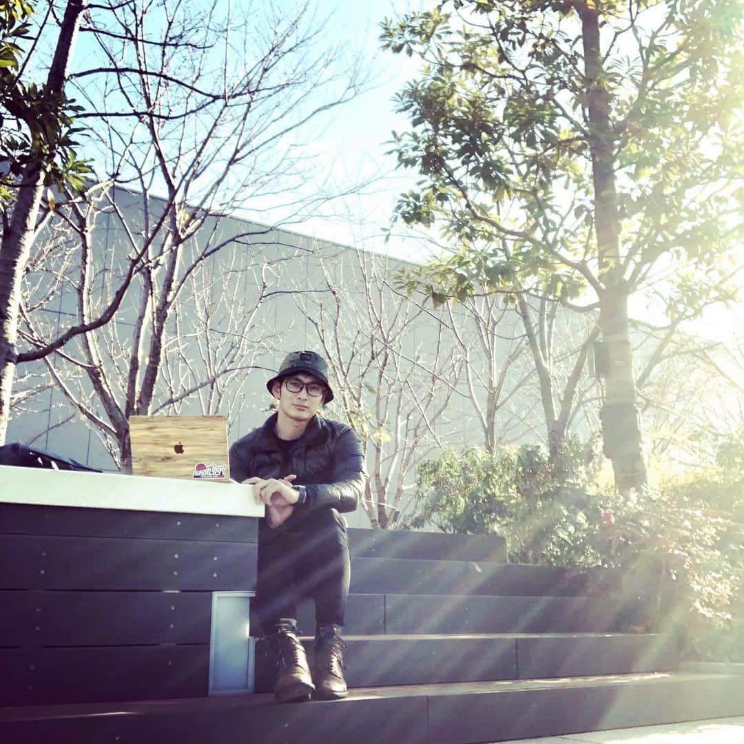 松田悟志さんのインスタグラム写真 - (松田悟志Instagram)「仕事の合間に、ビルの屋上で執筆。 #銀座  #アウトドア  #執筆  #😎」12月20日 14時36分 - matsuda_satoshi1216