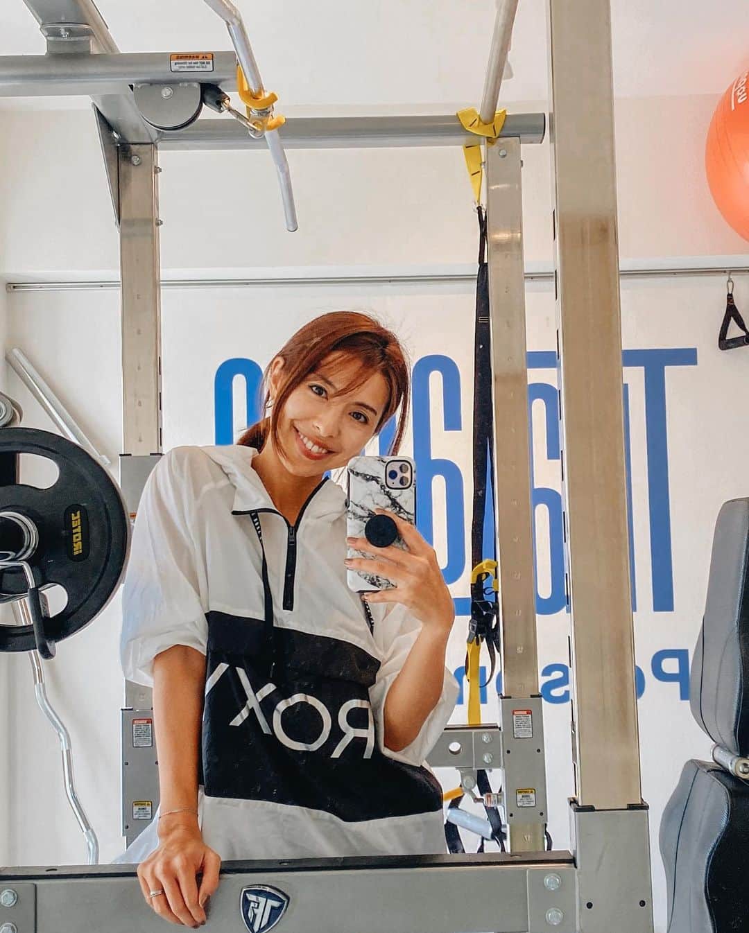 高橋菜摘のインスタグラム：「🏋️‍♂️ 今週も行ってきたぁ〜。 秋は子供たちがダウンして 全然training行けてなかったけど 12月は順調に通えてる🙆‍♀️ 2人目出産でいよいよ本当に 身体が変わっちゃったから 週一の運動は今の私にとっては とっても大事!!!心も身体もね。 冬は山籠りしたりと なかなか来れなくなっちゃうから 今月はなるべくジムの予定を 少し優先して頑張りました。 . @t.balance の藤沢店だと まだopenして間もないから 都内のジムみたいに予約がパンパンで 取れないみたいなことがなくて 自分のペースで通えて助かってます。 @takuishida_  信頼なるトレーナー頼り💪 . この日着てる @roxyjapan のtraining wear❤︎ pulloverのパーカーこの時期大活躍!! このままrunningも出来ちゃうね。 (でも長距離run🏃‍♀️はこの世で1番苦手) あー冬、怠けないようにしよっと。 新潟は美味しい物がいっぱいで 例え毎日スノーボードしてたとしても 気を抜くと身体重くなるから。 おねーさまたち誘ってヨガしよっと🧘‍♀️ ________________ #パーソナルトレーニング  #パーソナルトレーナー  #ジム #ジム女子 #運動 #ダイエット #産後ダイエット」