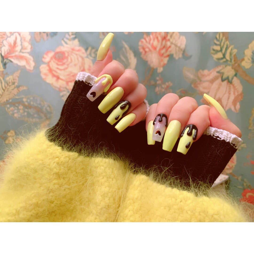 倖田來未さんのインスタグラム写真 - (倖田來未Instagram)「New nails!!﻿ 今回は3Dでトロリンチョをまた作ってもらったー！﻿ ﻿ 黒い洋服がどーしても多いので、﻿ 黒入れたら、カッコ可愛くなった！わーぃ﻿ ﻿ でさ、ネイル可愛く見えるようにいろんなとこで撮ってみたんよー﻿ けれどもけれども、﻿ 結果一番最後のやつ結構気に入ってます爆笑﻿ ﻿新しい携帯カバー笑笑﻿ お誕生日プレゼントでいただきました！！﻿ ﻿ いつも、踊ったりするとすぐ爪が折れてしまうので、いつも厚めに作ってもらってたんよねー。﻿ ﻿ けど、今回は薄めに作ってもらったはいーが、やはり、厚めにして貰えばよかったかも爆笑　﻿ 折れないかちょー心配、、、﻿ ﻿ #シャープな見た目 #好きやけど #仕事内容的に #3日で折れちゃう #爆笑 #倖田來未 さん #ダンス激しすぎ #困る #今のところまだ折れてません #new #nail #beauty #kodakumi #倖田來未﻿ #fashion #pameopose」12月20日 14時44分 - kodakumi_official