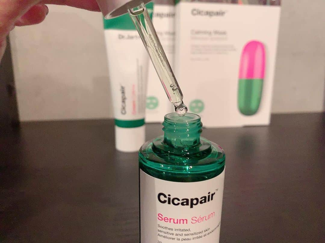 yurikaさんのインスタグラム写真 - (yurikaInstagram)「💚Cicapair Serum💚 * 気になっていたシカペアセラムも買ってみた💚クリームが肌に合うからセラムどうかなあと期待していたけど、とてもいい感じ☺️✨しっかり保湿されてぷるぷるにしてくれる✨ニキビとかニキビ跡にも効く気がする😙💭💕 楽天で公式ページからシカペアクリームと一緒に買ったんだけど、パックが箱でついてくるキャンペーンやってたし、それとは別にパックとサンプルも付いて来た！！お得でありがたやー🤤🙏❤️笑 * これも続けてみよう✨✨ * * #楽天roomに載せています #pr #シカペアセラム #シカペアクリーム #ドクタージャルト #drjart #韓国スキンケア #スキンケア #💚 #cicapaircream #cicapairserum」12月20日 14時46分 - yuri0813ka