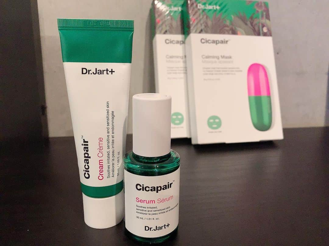 yurikaさんのインスタグラム写真 - (yurikaInstagram)「💚Cicapair Serum💚 * 気になっていたシカペアセラムも買ってみた💚クリームが肌に合うからセラムどうかなあと期待していたけど、とてもいい感じ☺️✨しっかり保湿されてぷるぷるにしてくれる✨ニキビとかニキビ跡にも効く気がする😙💭💕 楽天で公式ページからシカペアクリームと一緒に買ったんだけど、パックが箱でついてくるキャンペーンやってたし、それとは別にパックとサンプルも付いて来た！！お得でありがたやー🤤🙏❤️笑 * これも続けてみよう✨✨ * * #楽天roomに載せています #pr #シカペアセラム #シカペアクリーム #ドクタージャルト #drjart #韓国スキンケア #スキンケア #💚 #cicapaircream #cicapairserum」12月20日 14時46分 - yuri0813ka