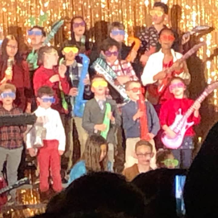 のインスタグラム：「I was wondering why Cruz sang the same song everyday for the last two weeks!  #prouddad #yellowglasses」
