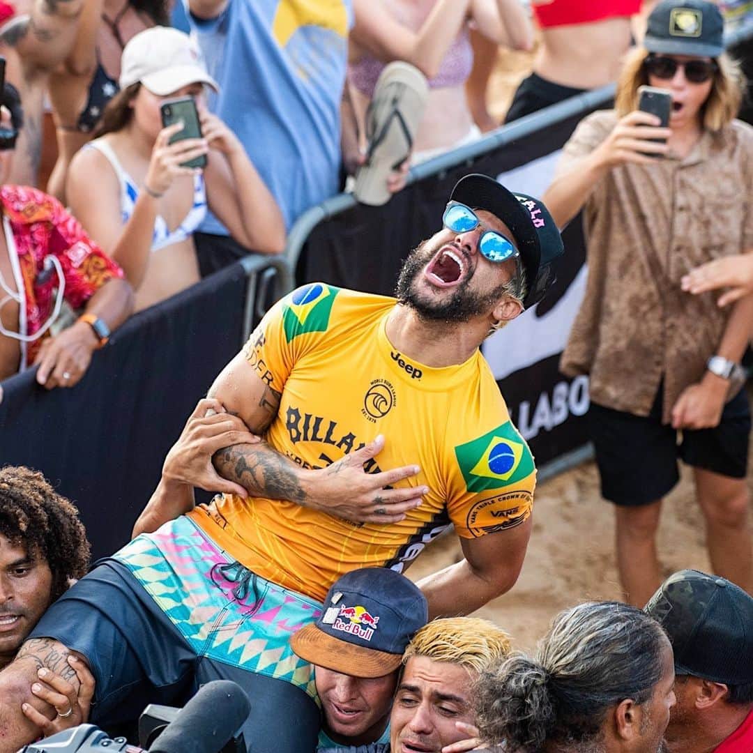 OAKLEYのインスタグラム：「Campeão Mundial. 🏆 @italoferreira #BillabongPipeMasters #OneObsession」