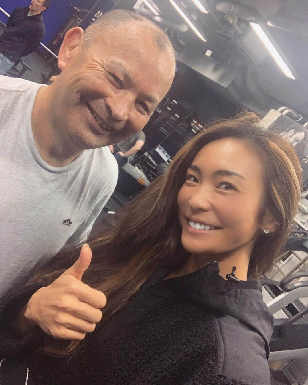 Aya（小山内あや）さんのインスタグラム写真 - (Aya（小山内あや）Instagram)「朝6:00のクラスにEddie💪🏻💪🏻 朝から容赦なくガッツリ追い込ませて頂きました😂🤭 さぁ年末ギリギリまで頑張りましょう🔥🔥 #ラグビーワールドカップ🏉の時の #キリッとした顔つきとは打って変わり #ワークアウトやり切った後の達成感からの #最高の笑顔 #EddieJones」12月20日 14時54分 - aya_fitness