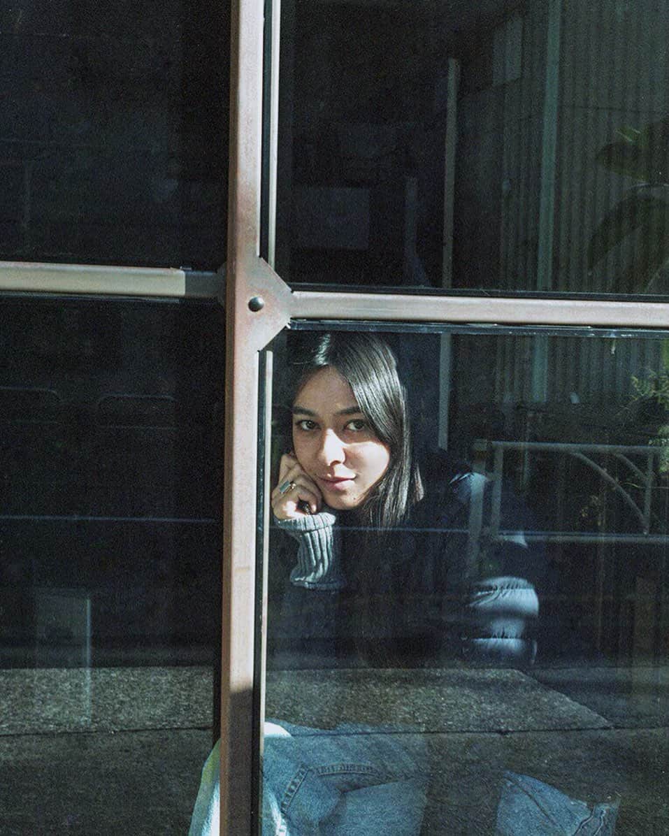 MiChiのインスタグラム：「View from the studio❤️📷 by one of my favorite people/photographer @kaoruphotos 🥰 大好きな友達でありフォトグラファーのKaoruちゃんがアトリエで撮ってくれた写真🙏✨ やっぱフィルムっていいなーー😍 #filmcamera#film#artistlife#artstudio#アトリエ#filmisnotdead#pentax645#photography#tokyo#artist#フィルムカメラ#フィルム写真」