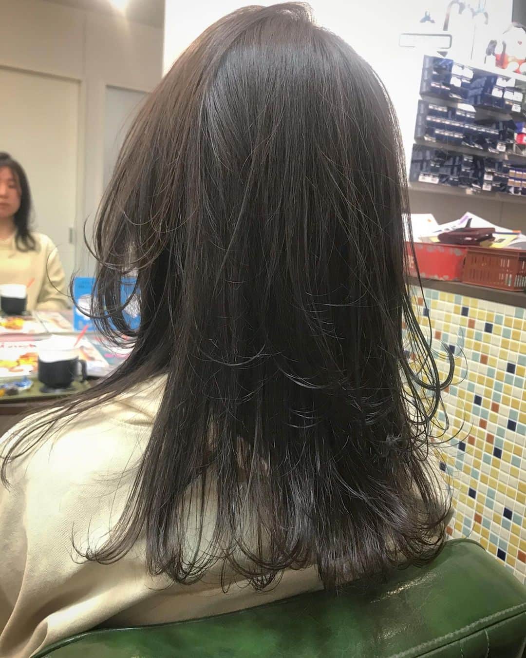 井上花実のインスタグラム：「ツヤツヤの暗めのグレー color.treatment / ¥11,300(+tax) 仕上げのオイルは#ダヴィネス #オーセンティックオイル です🌿 : #ロンゴガール#ロンゴロンゴ#武雄美容室#武雄#武雄市#佐賀#佐賀美容室#イルミナ#イルミナカラー#武雄美容室ロンゴロンゴ#アプリエ#アプリエカラー#イルミナスターダスト #外ハネ#ミディアムヘア#外国人風#外国人風カラー#アッシュ#アッシュベージュ #hair#hairstyle#haircolor#fashion#ブルージュ#ベージュカラー#グレーカラー#冬カラー#グレージュ」