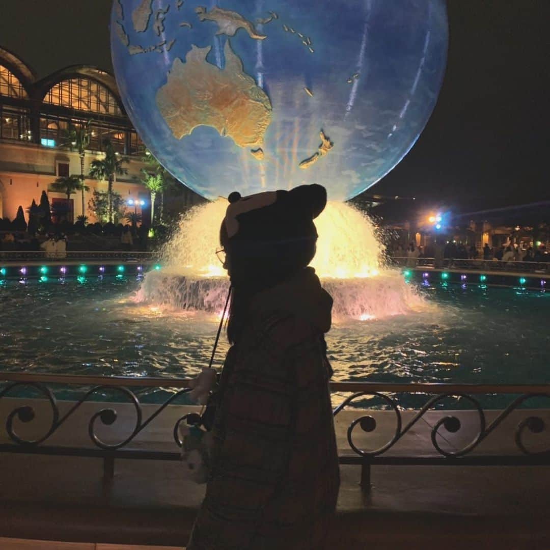 鈴木えりかのインスタグラム：「. 久しぶりに🐭 . . . . #ディズニーシー #ディズニー #クリスマス #🐭 #disney #disneysea #🎄🎅」