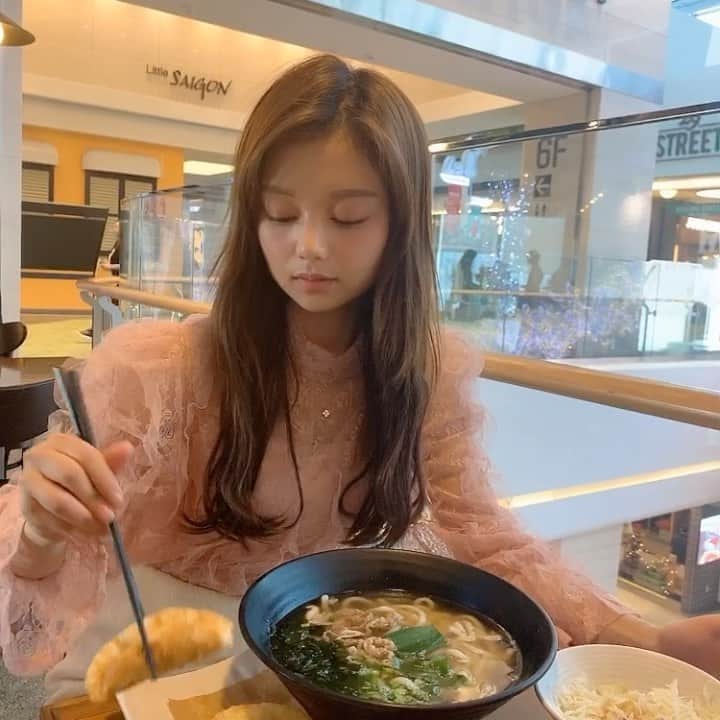 Chuuのインスタグラム：「주말 데이트때 입고싶은 사랑스런 블라우스💓💓 #chuuseoul」