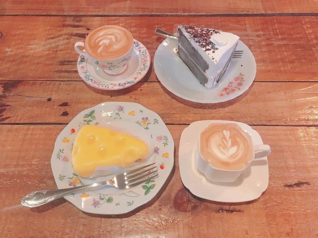 秋波愛さんのインスタグラム写真 - (秋波愛Instagram)「⋆ᙏ̤̫͚* . . . ☕️ café ジャン ☕️ . このチーズケーキ考えた人は ほんとに天才だと思う🤭💭 . 外はチョコレートで中がチーズケーキで めためた美味しすぎた〜〜🤤💓💓 . コーヒーのコップは自分で選べるし お洒落なカフェだったなぁ☕️🧀 . . . #カフェジャン #caféジャン #韓国 #韓国カフェ #韓国旅行  #明洞 #明洞カフェ #カフェ  #カフェ巡り #チーズケーキ  #穴あきチーズケーキ #甘党  #cafe #cheesecake #korea  #myongdong #seoul #travel  #あいちん #秋波愛 🐇🎀」12月20日 15時27分 - akinamiai