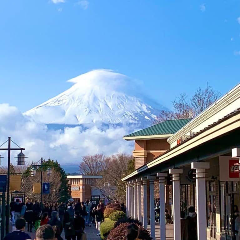 澤田百合亜さんのインスタグラム写真 - (澤田百合亜Instagram)「みてー！綺麗な富士山🗻 本当にこの前行ってよかった…！朝方は土砂降りの雨で。 富士山見れないなぁ。前日サンセット富士山見れたし仕方ないかなぁって思ってたんだけど…！ 11:00過ぎくらいからいきなり天気が良くなって、雲の隙間がどんどんできて、気づいたら雲がほとんどなくなってた！ で、おっきな笠雲をかぶった富士山がお目見え👀✨ 富士山、わりと見ている気はするし、河口湖で昔ウェイクボードした時天気悪かったけど富士山間近だったし。でも、ドーン！と聳え立つ富士山(こんなに綺麗に見れた)は初めてだった！  結構どこに行くにも一人行動が大好きで、誰かと近くで何かを共有するっていうことが苦手で嫌いなんだけど、少なからず御殿場アウトレットに来ていたお客さんたちも同じ気持ちでこの富士山を眺めて写真に収めていたと思う。 とっても元気が出る光景でした😊  #御殿場アウトレット　#天気　#晴天 #mountfuji #fujisan #アウトレット　#プレミアムアウトレット　#静岡県」12月20日 15時25分 - yuria1991