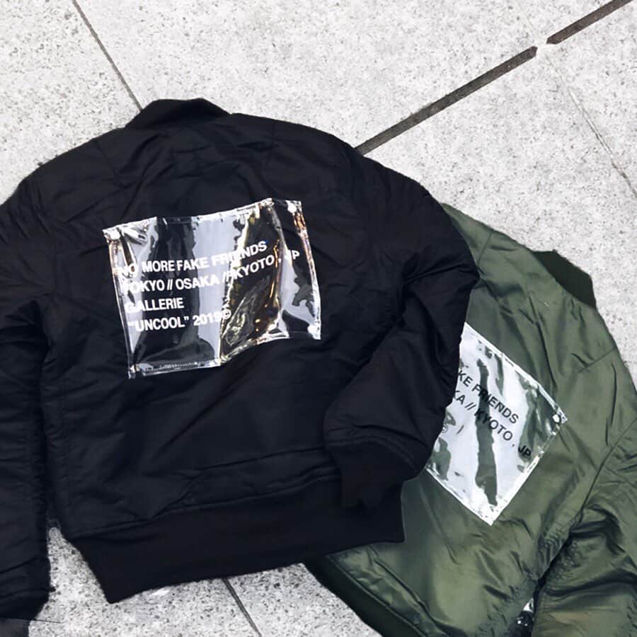 のインスタグラム：「#remake #outer  OFFICIAL ONLINE STORE限定販売✔ ———————————— . ☑︎ PVC Patch MA-1（¥12,990+tax） . GALLERIEオリジナルリメイクアイテムからMA-1×クリアPVCのバックプリントが登場。 . . "NO MORE FAKE FRIENDS" 「上辺だけの友達なんていらない。そんな生き方かっこ悪い」というメッセージを込め、トレンドライクなデザインで製作。 バックスタイルに遊び心を加え定番のMA-1もワンランクUP＊ カジュアルテイストやストリートコーデに取り入れて♪ 中綿にはウールが使用され防寒性もばっちり◎ . . . ONLINE STOREはTOPのリンクから http://www.gallerie-online.jp/ ———————————— #お問い合わせ番号w1583」