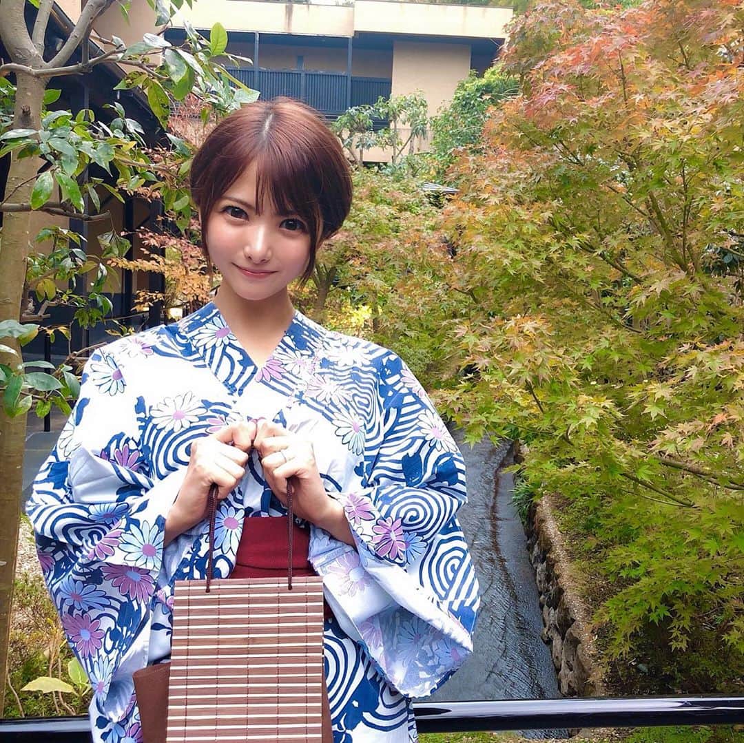 岡田栞奈のインスタグラム：「自然大好き💕 今の季節は山が色づいて とっても綺麗🍁  皆さんは今年紅葉 観にいきましたか？☺️ #熱海 #熱海ふふ #紅葉 #秋 #冬 #景色 #山景色 #温泉旅行」