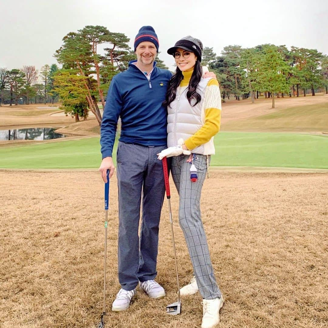 アンミカさんのインスタグラム写真 - (アンミカInstagram)「先日、初の冬服での夫婦ゴルフへ🏌️‍♀️⛳️ 。 夏の暖かい場所以外での冬服ゴルフは初でしたが、陽気に恵まれ風ひとつなく、楽しく気持ちよく過ごせました🍀 。 若さが止まらない、"内臓脂肪を落とすゾンビ体操"で有名な池谷敏郎先生と！ 。 #残り紅葉と紅葉絨毯がとても美しくて🍁 #とてもグリーンが難しい伝統のコースで久々の大台を打ってしまった💦 #朝からずっと歩きで良い運動になりました🏌️‍♀️ @theodoremillertokyo @toshiroiketani  #golf #夫婦ゴルフ #blackandwhite @themasters」12月20日 15時41分 - ahnmikaofficial