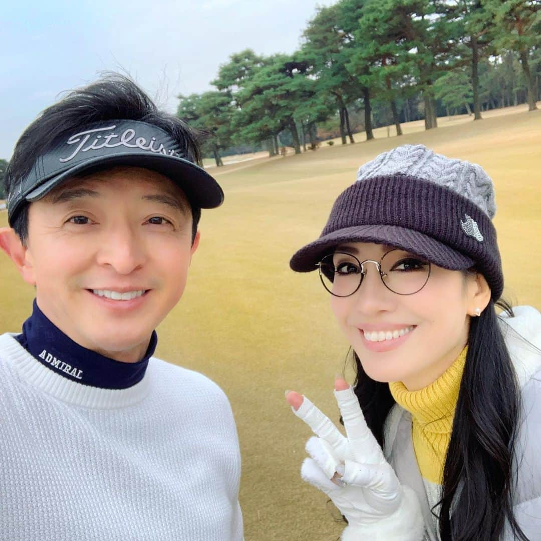 アンミカさんのインスタグラム写真 - (アンミカInstagram)「先日、初の冬服での夫婦ゴルフへ🏌️‍♀️⛳️ 。 夏の暖かい場所以外での冬服ゴルフは初でしたが、陽気に恵まれ風ひとつなく、楽しく気持ちよく過ごせました🍀 。 若さが止まらない、"内臓脂肪を落とすゾンビ体操"で有名な池谷敏郎先生と！ 。 #残り紅葉と紅葉絨毯がとても美しくて🍁 #とてもグリーンが難しい伝統のコースで久々の大台を打ってしまった💦 #朝からずっと歩きで良い運動になりました🏌️‍♀️ @theodoremillertokyo @toshiroiketani  #golf #夫婦ゴルフ #blackandwhite @themasters」12月20日 15時41分 - ahnmikaofficial