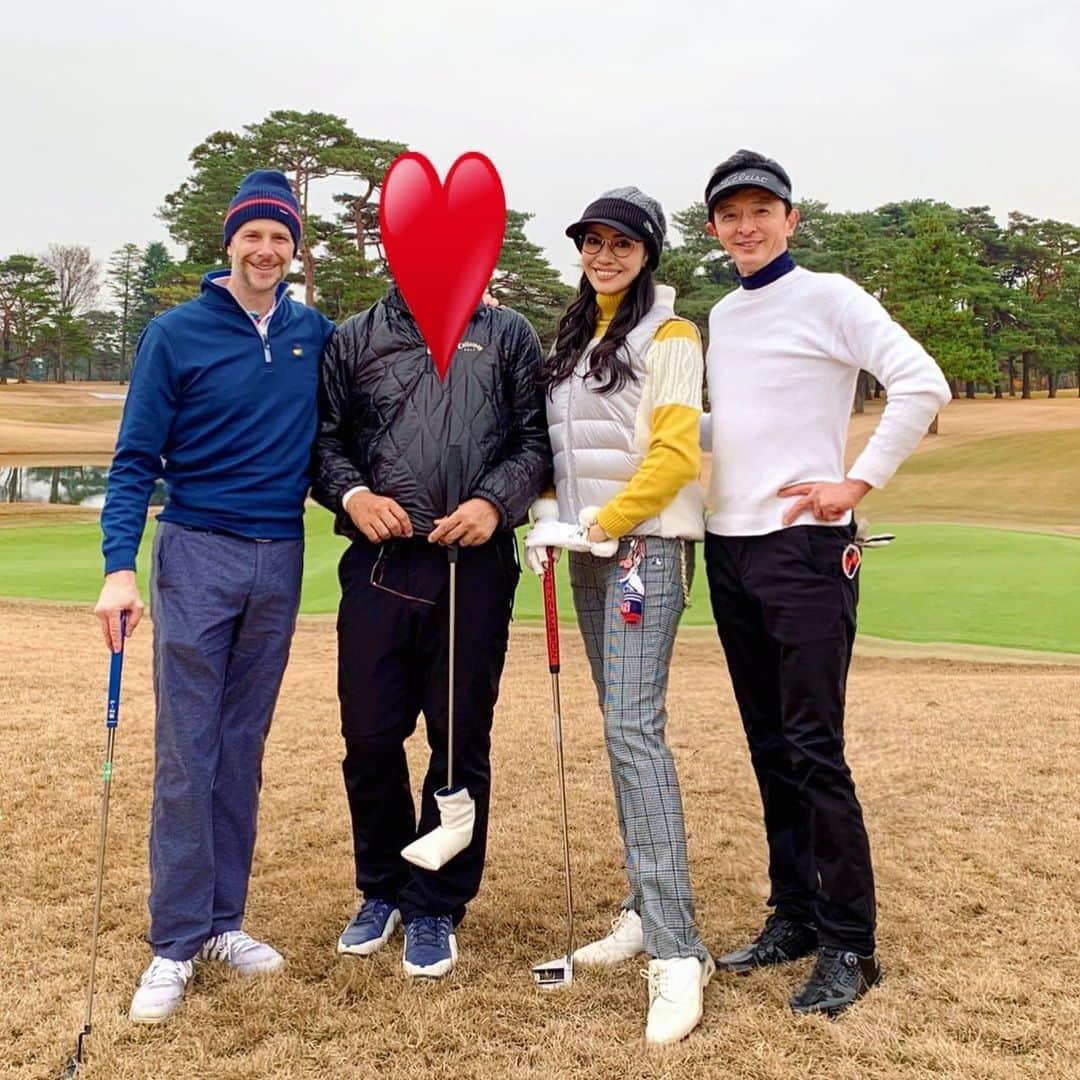 アンミカさんのインスタグラム写真 - (アンミカInstagram)「先日、初の冬服での夫婦ゴルフへ🏌️‍♀️⛳️ 。 夏の暖かい場所以外での冬服ゴルフは初でしたが、陽気に恵まれ風ひとつなく、楽しく気持ちよく過ごせました🍀 。 若さが止まらない、"内臓脂肪を落とすゾンビ体操"で有名な池谷敏郎先生と！ 。 #残り紅葉と紅葉絨毯がとても美しくて🍁 #とてもグリーンが難しい伝統のコースで久々の大台を打ってしまった💦 #朝からずっと歩きで良い運動になりました🏌️‍♀️ @theodoremillertokyo @toshiroiketani  #golf #夫婦ゴルフ #blackandwhite @themasters」12月20日 15時41分 - ahnmikaofficial