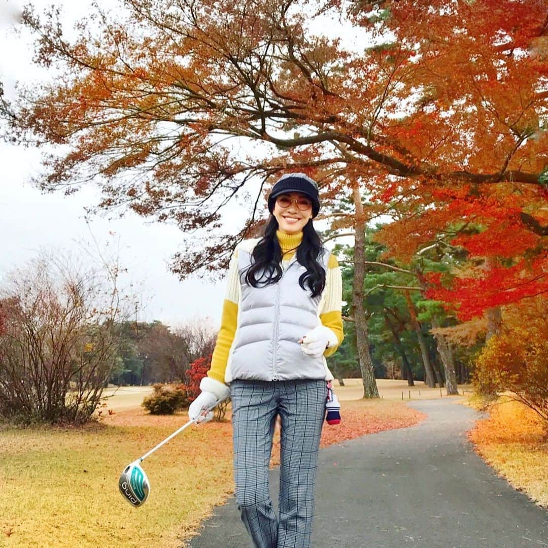 アンミカさんのインスタグラム写真 - (アンミカInstagram)「先日、初の冬服での夫婦ゴルフへ🏌️‍♀️⛳️ 。 夏の暖かい場所以外での冬服ゴルフは初でしたが、陽気に恵まれ風ひとつなく、楽しく気持ちよく過ごせました🍀 。 若さが止まらない、"内臓脂肪を落とすゾンビ体操"で有名な池谷敏郎先生と！ 。 #残り紅葉と紅葉絨毯がとても美しくて🍁 #とてもグリーンが難しい伝統のコースで久々の大台を打ってしまった💦 #朝からずっと歩きで良い運動になりました🏌️‍♀️ @theodoremillertokyo @toshiroiketani  #golf #夫婦ゴルフ #blackandwhite @themasters」12月20日 15時41分 - ahnmikaofficial