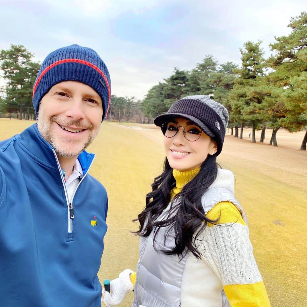 のインスタグラム：「先日、初の冬服での夫婦ゴルフへ🏌️‍♀️⛳️ 。 夏の暖かい場所以外での冬服ゴルフは初でしたが、陽気に恵まれ風ひとつなく、楽しく気持ちよく過ごせました🍀 。 若さが止まらない、"内臓脂肪を落とすゾンビ体操"で有名な池谷敏郎先生と！ 。 #残り紅葉と紅葉絨毯がとても美しくて🍁 #とてもグリーンが難しい伝統のコースで久々の大台を打ってしまった💦 #朝からずっと歩きで良い運動になりました🏌️‍♀️ @theodoremillertokyo @toshiroiketani  #golf #夫婦ゴルフ #blackandwhite @themasters」
